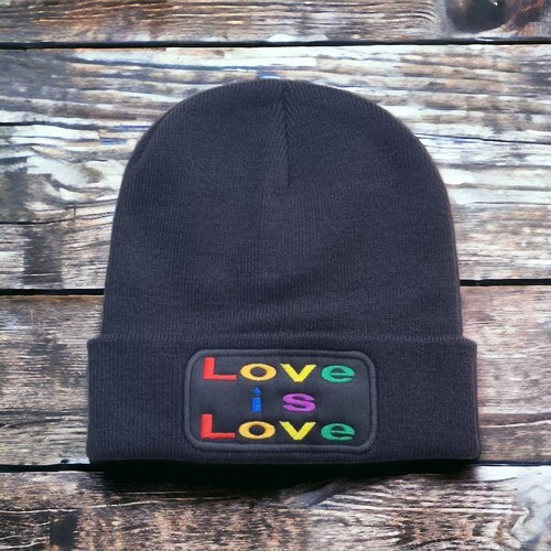Bonnet brodé "Love is Love"