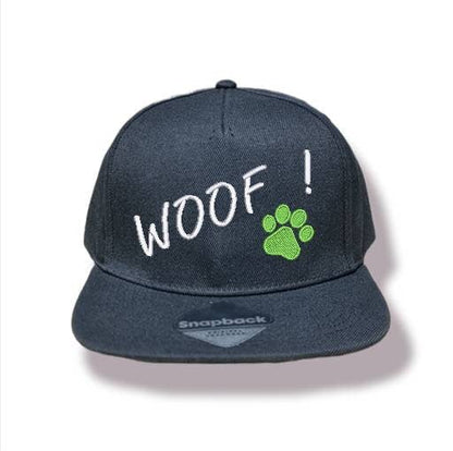 Snapback Cap mit der Aufschrift Woof und einer Pfote. Die Pfotenfarbe ist wählbar