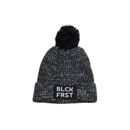 Bommelmütze bestickt mit der Aufschrift BLCKFRST für Blackforest und einer Linie die en Herzschlag darstellt