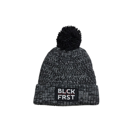 Bommelmütze bestickt mit der Aufschrift BLCKFRST für Blackforest und einer Linie die en Herzschlag darstellt