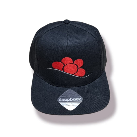 Hochwertig bestickte Snapback Cap in Schwarz mit Bollenhut Motiv aus dem Schwarzwald