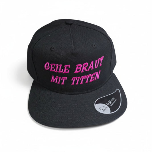 Bestickte, schwarze Snapback Cap mit der witzigen Aufschrift "Geile Braut mit Titten"