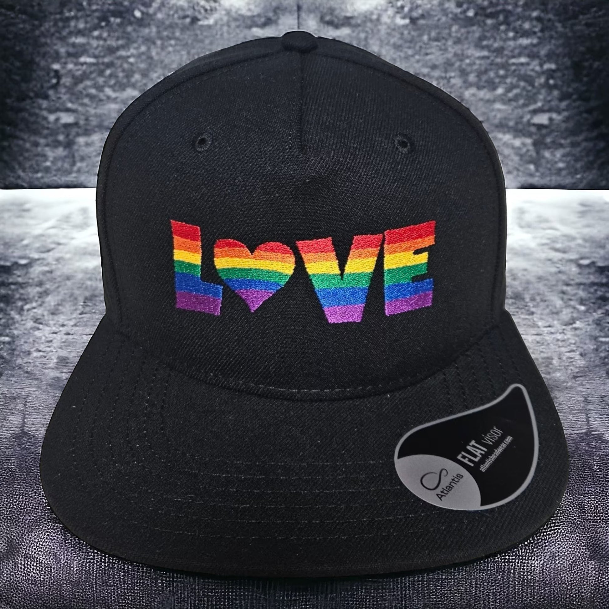 Schwarze Snapback Cap, bestickt mit der Aufschrift "LOVE" in Regenbogenfarben