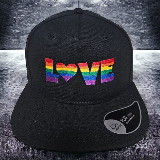 Schwarze Snapback Cap, bestickt mit der Aufschrift "LOVE" in Regenbogenfarben