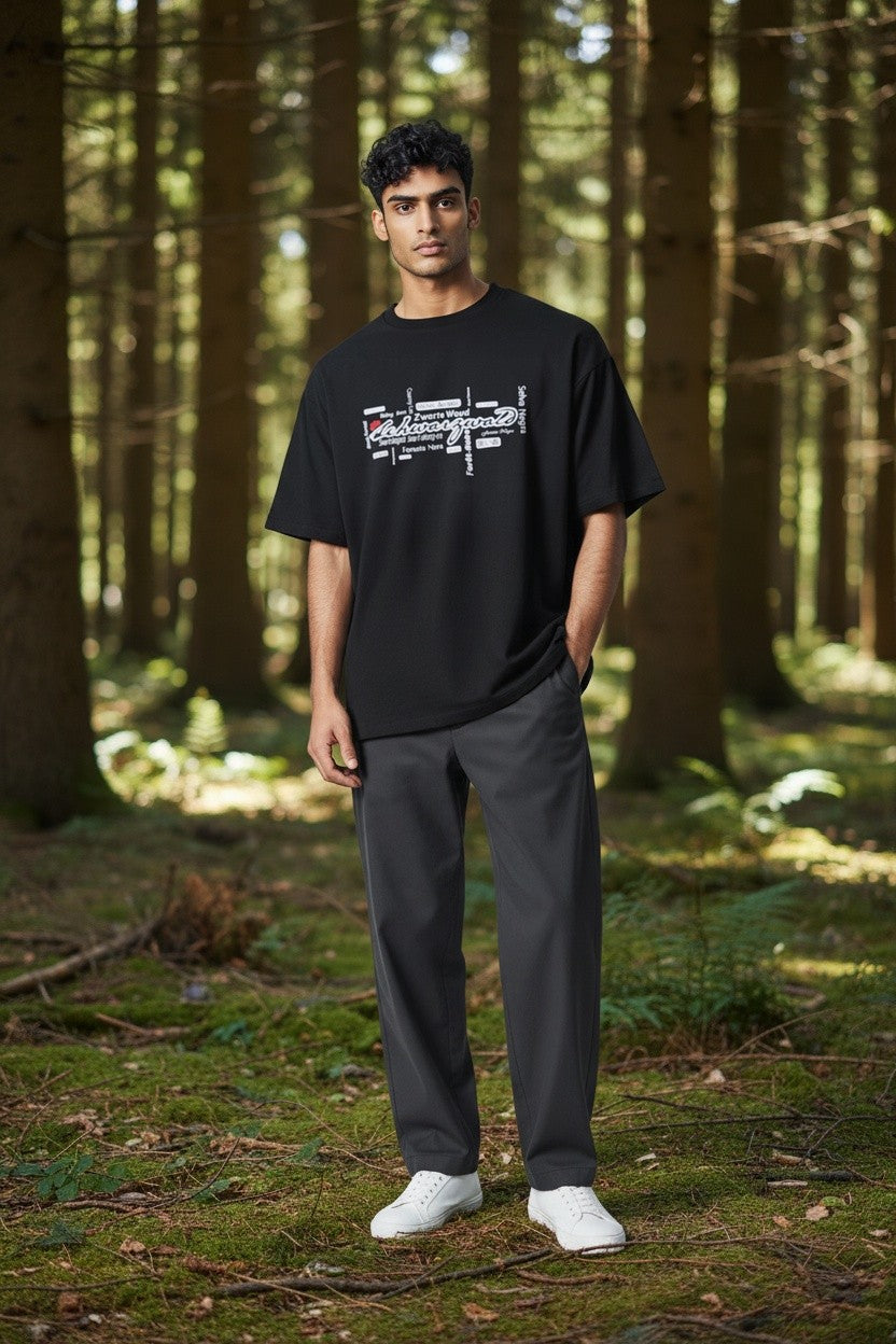Schwarzes Unisex T-Shirt mit Schwarzwald Print in verschiedenen Sprachen