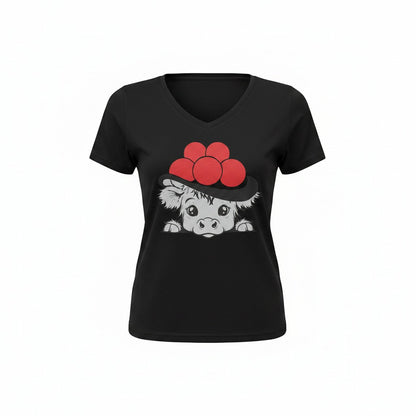 T-Shirt in schwarz mit einem Aufdruck einer kleinen Kuh die einen typischen Bollenhut mit roten Bollen aus dem Schwarzwald trägt