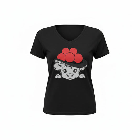 T-Shirt in schwarz mit einem Aufdruck einer kleinen Kuh die einen typischen Bollenhut mit roten Bollen aus dem Schwarzwald trägt