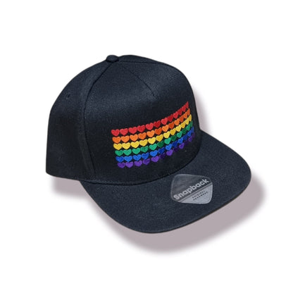 Casquette snapback brodée cœurs arc-en-ciel
