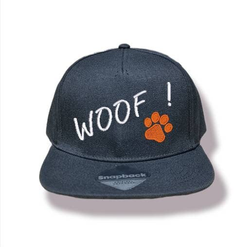 Bestickte Snapback Cap "Woof", Pfoten-Farbe wählbar