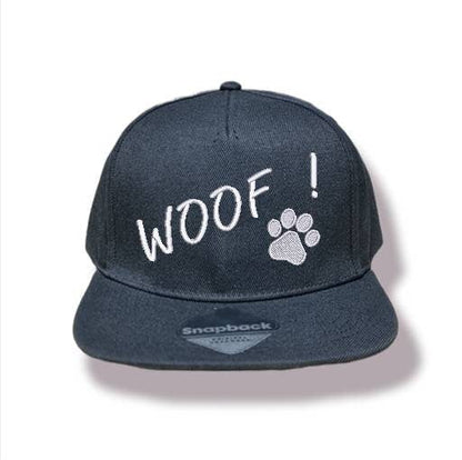 Bestickte Snapback Cap "Woof", Pfoten-Farbe wählbar