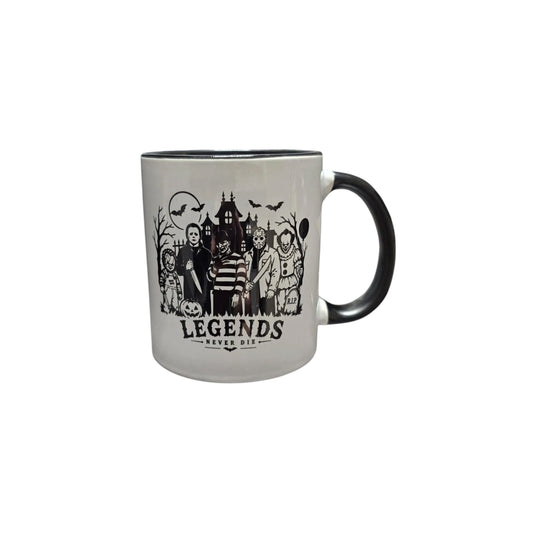 Mützenfritze Tasse Legends Never Die mit Horror-Motiv, weißer Keramik und schwarzem Henkel.