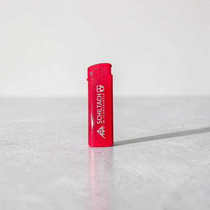 Mützenfritze Feuerzeug Schiltach in leuchtendem Rot mit weißem Aufdruck als praktisches Schwarzwald Souvenir
